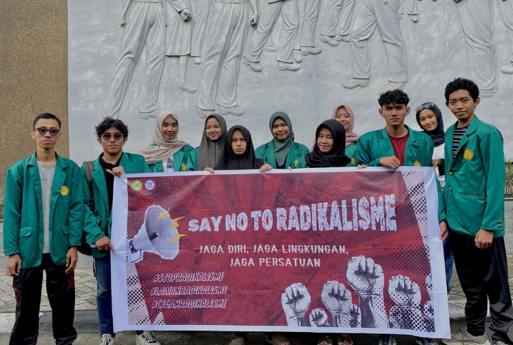 Mahasiswa UMRI menggelar aksi kampanye damai bertajuk “Say No to Radikalisme” di kawasan CFD Pekanbaru, Minggu (21/12/2025). 