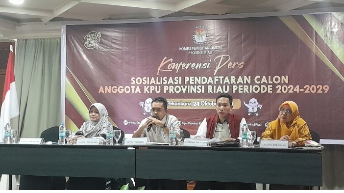 Ketua Timsel calon anggota KPU Provinsi Riau Periode 2024-2029, Rodulf Ferdion didampingi sekretaris, Muammar Al Kadafi saat konferensi pers (foto/bayu)