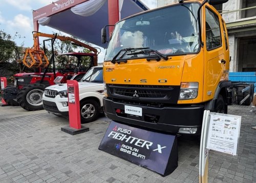 Mitsubishi DIPO ikut meramaikan ajang Sawit Indonesia Expo 2026 dengan menghadirkan unit Fuso Fighter di depan gedung Ska Co-Ex, Pekanbaru.