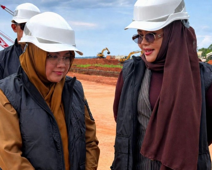 Anggota DPR RI, Iyet Bustami bersama Bupati Siak, Dr Afni meninjau Kawasan Industri Tanjung Buton (foto/int)
