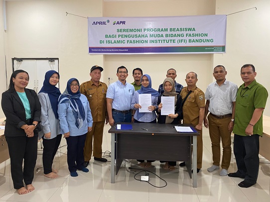 Catur Retno dan Khairun Rahmadani dalam penandatanganan penyerahan beasiswa APRIL-APR di Gedung Meeting Room CD, Pangkalan Kerinci (foto/ist)