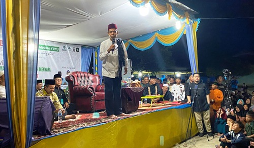 Ustaz Abdul Somad saat kajian umum di Kuansing.(foto: sri/halloriau.com)