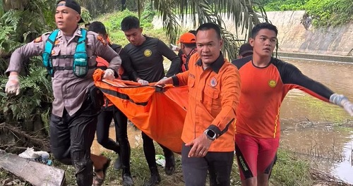 Proses evakuasi jenazah bocah yang tenggelam di Sungai Ngaso, Rohul.(foto: riaupos.jawapos.com)