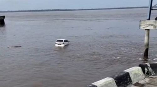 Sebuah mobil Avanza masuk laut di Pelabuhan Buton.(foto: int)