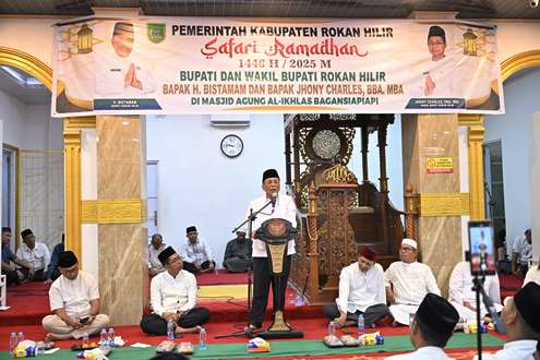 Bupati Rohil, Bistamam saat safari ramadan perdana.(foto: afrizal/halloriau.com)