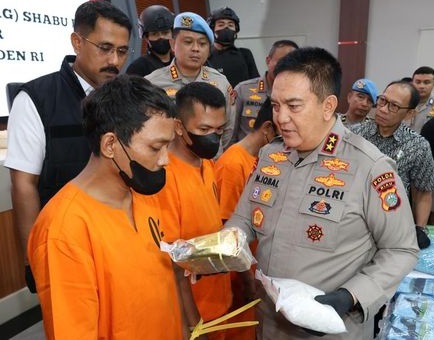 Kapolda Riau, Irjen M Iqbal menginterogasi salah seorang tersangka penyalahgunaan narkotika.