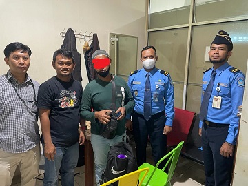 Seorang pelaku TPPO inisial M diamankan di Bandara SSK II Pekanbaru (foto/int)