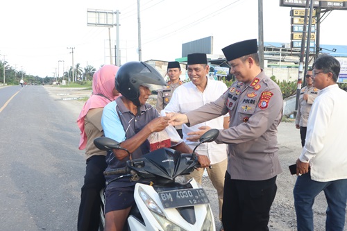 Sinergitas Polres Pelalawan bersama jurnalis dalam berbagi berkah ke masyarakat di Bulan Ramadan 1446 H (foto/Andy)