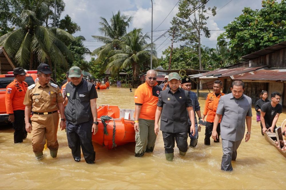 Gubernur Riau, Abdul Wahid meninjau lokasi banjir di Kampar (foto/int)