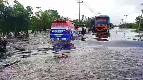 Ketinggian banjir yang merendam Jalintim Kilometer 83 di Kabupaten Pelalawan kembali mengalami peningkatan menjadi 51 cm. (Foto: Tribun Pekanbaru)