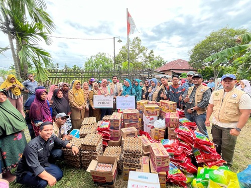 Angkasa Pura memberikan bantuan untuk masyarakat terdampak banjir di Kecamatan Rumbai Timur, Pekanbaru. (Foto: Sri Wahyuni)