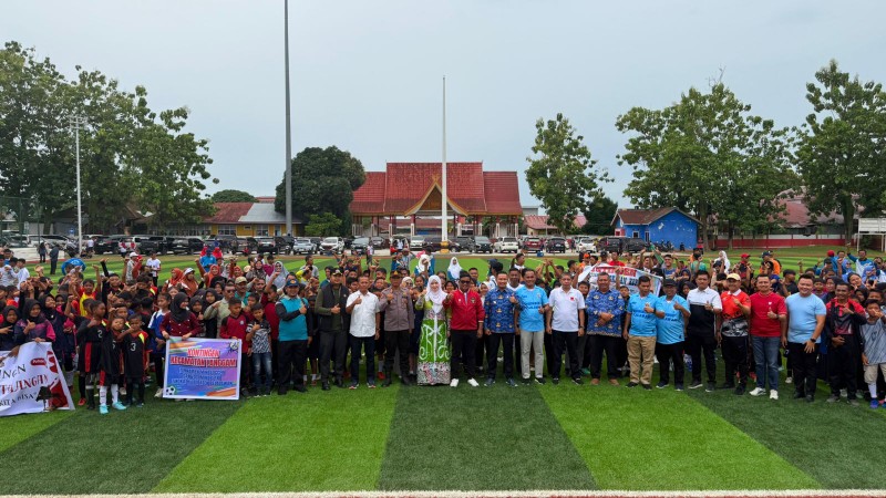 Resmikan turnamen mini soccer dan mini bola voli tingkat SD se-Kabupaten Pelalawan (foto/Andy)