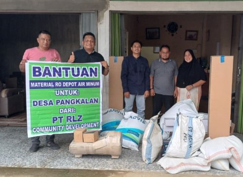Adri, Humas PT Rimba Lazuardi menyerahkan peralatan Depot Air kepada Burdanil, pemilik Razqua, di Pasar Pangkalan (10/9).