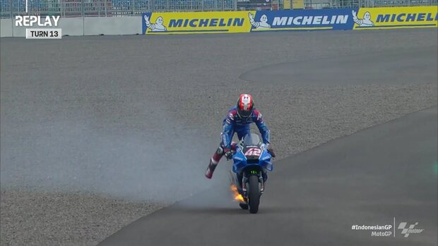 Motor milik Alex Rins, pebalap Suzuki Ecstar terbakar di tikungan ke-13 Sirkuit Pertamina Mandalika. 