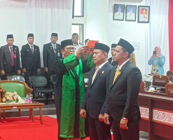 Juprizal diambil sumpah dan janji jadi Ketua DPRD Kuansing defenitif dan Romi Alfisah Putra menjadi Wakil Ketua II DPRD Kuansing defenitif Rabu (2/10/2024).