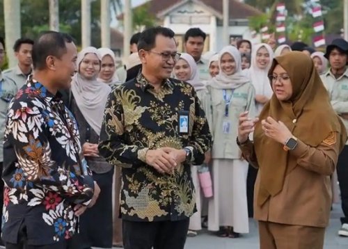 Bupati Siak Afni Zulkifli meminta Kantor Wilayah Direktorat Jenderal Perbendaharaan (Kanwil DJPb) Provinsi Riau membantu menjembatani persoalan tersebut dengan pemerintah pusat.