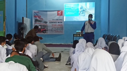 Instruktur Safety Riding PT CDN Riau sedang memaparkan materi safety riding kepada siswa siswi SMK Migas Inovasi Riau