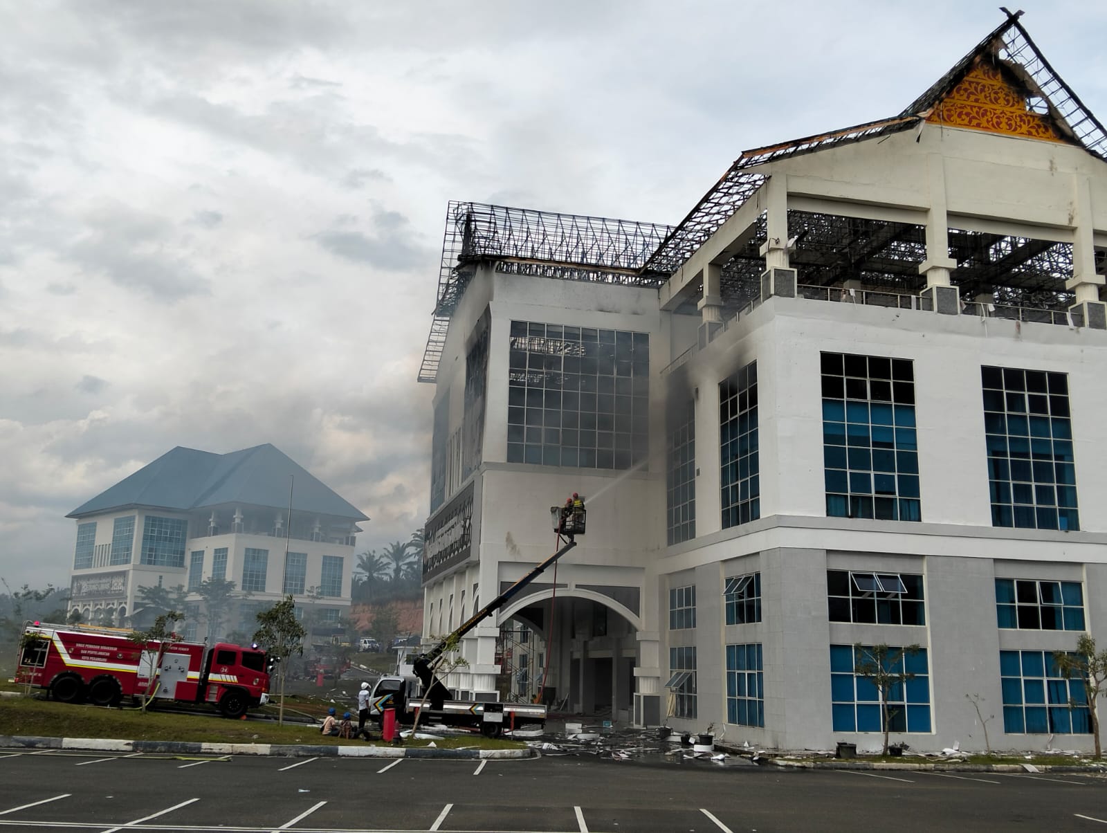 Kebakaran Gedung PU Tenayan Pemko Pekanbaru berhasil dipadamkan (foto/dini)