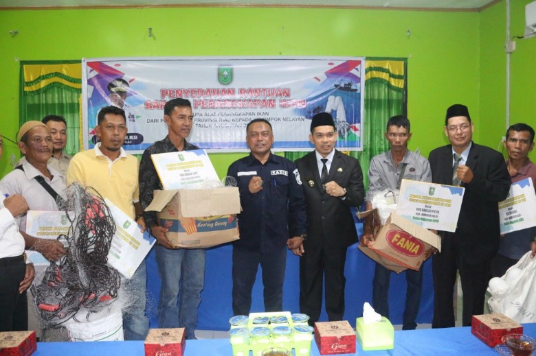 Secara simbolis penyerahan alat penangkap ikan berupa jaring kepada nelayan di Kabupaten Inhil, disaksikan Pj Bupati Inhil, (foto/Ayendra)