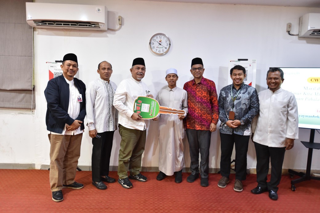 Dai Desa Kabun, Ustaz Insan Kamil mendapatkan sepeda motor dari Program CWLD YBRK Syariah (foto/ist)