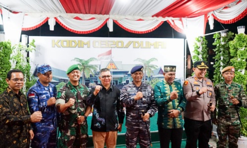 Asisten I Bisang Pemerintah dan Kesra, H. Yusrizal secara resmi membuka kegiatan TNI Expo 2023 di Taman Bukit Gelanggang Kota Dumai, Sabtu malam (30/9).(foto: bambang/halloriau.com)