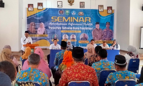 Asisten Administrasi Umum Setdakab Siak, Jamaluddin saat membuka seminar yang ditaja PWI Siak.(foto: diana/halloriau.com)