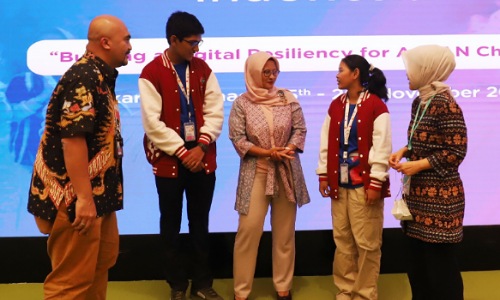 Presiden Direktur & CEO XL Axiata, Dian Siswarini (ketiga dari kiri) berbincang dengan delegasi Forum Anak ASEAN asal Malaysia, Sameer Monn Suresh (kedua dari kiri) dan Thy Rina asal Cambodia (kedua dari kanan) di XL Axiata Tower, Jakarta, Kamis (17/11).(foto: istimewa)