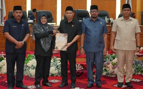 Bupati Siak, Afni saat menyampaikan nota keuangan RAPBD-P 2026 dalam rapat paripurna DPRD Siak, Jumat (25/9/2026).(foto: mcr)