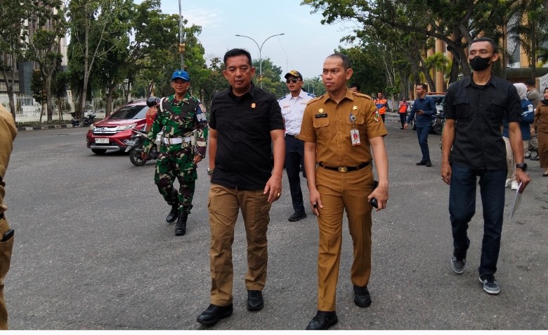 Masykur Tarmizi, Ketua Tim Penataan PKL Cut Nyak Dien bersama Kasatpol, Zulfahmi meninjau lokasi PKL (foto/dini)