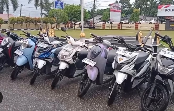 13 sepeda motor hasil Curanmor diamankan di Polres Kampar (foto/ist)