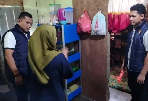 Personel Satreskrim Polres Siak mendatangi rumah pelaku dugaan penganiayaan terhadap bocah 6 tahun hingga tewas di kampung Kerinci Kiri (foto/tribunpku)