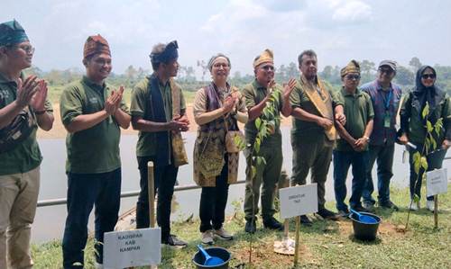 Direktur Tata Kelola Destinasi Kemenparekraf, Florida Pardosi dan Kadispar Riau, Roni Rakhmat saat event Karimba Fest 2024 di Rimbang Baling Kampar.(foto: istimewa)