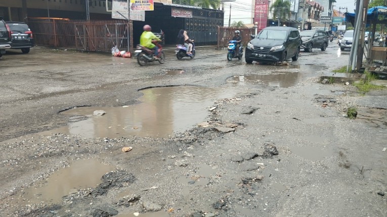 Masih banyak jalan berlubang di Pekanbaru yang rawan kecelakaan (foto/magang2)