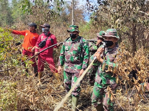 Tim gabungan melakukan pemadaman Kkarhutla di Parit Sasak, Kecamatan Dumai Barat.
