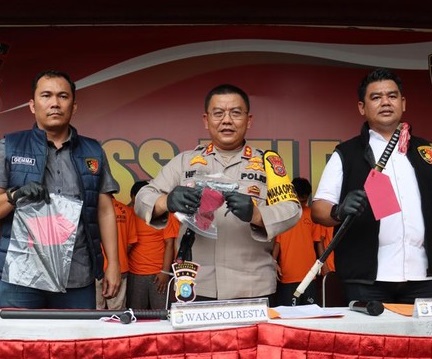 Polisi menunjukkan barang bukti hasil kejahatan.