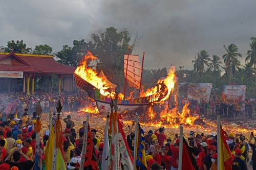 Prosesi Ritual Bakar Tongkang (Foto: Heru Maindikali)