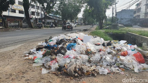 Tumpukan sampah di Pekanbaru.(foto: detik.com)