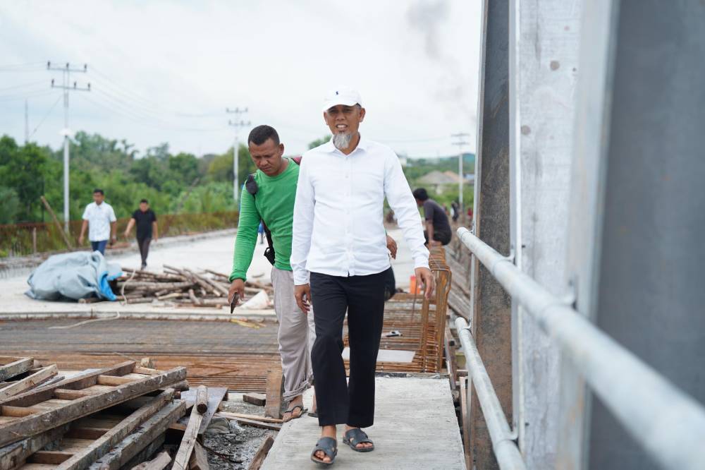 Walikota Dumai, Paisal saat meninjau pengerjaan Jembatan Duplikat Sei Masjid beberapa waktu lalu (foto/bambang)