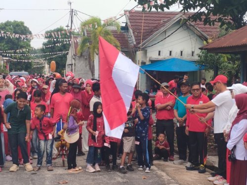 Camat Tuah Madani Farid Irwan Maulana bersama Lurah Tuah Madani, Ketua RW 01, serta perangkat melepas peserta jalan santai dalam rangka penutupan rangkaian HUT ke-81 RI di RW 01 Kelurahan Tuah Madani, Pekanbaru, Minggu (30/8/2026).