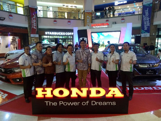 Manajemen Honda Kertajaya Utama Group foto bErsama saat launching All New Brio  di Mall SKA Pekanbaru, Rabu (12/9/2018).