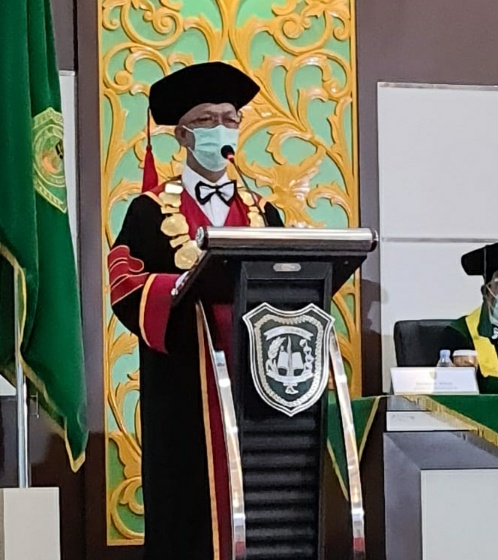 Rektor UIR Prof Syafrinaldi saat memberi sambutan dalam Wisuda Daring Periode III Tahun 2020.