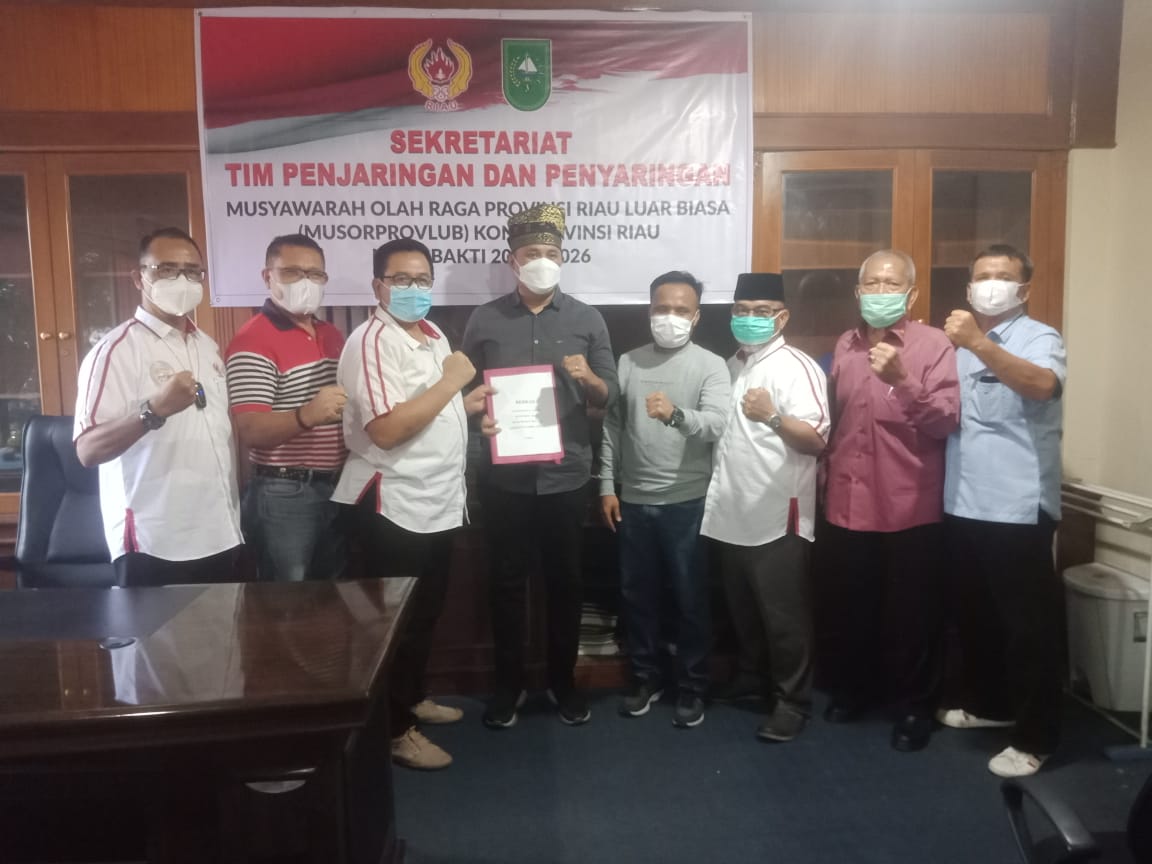 Kordias Pasaribu bersama tim pemenangan serahkan Berkas Calon Ketua umum KONI Riau, Minggu (6/3/2022).