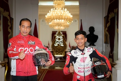 Pebalap binaan Astra Honda, Veda Ega Pratama bersama Presiden Republik Indonesia Joko Widodo pada Parade MotoGP Mandalika 2022 di Istana Merdeka (16/3). (Source foto: Dorna)