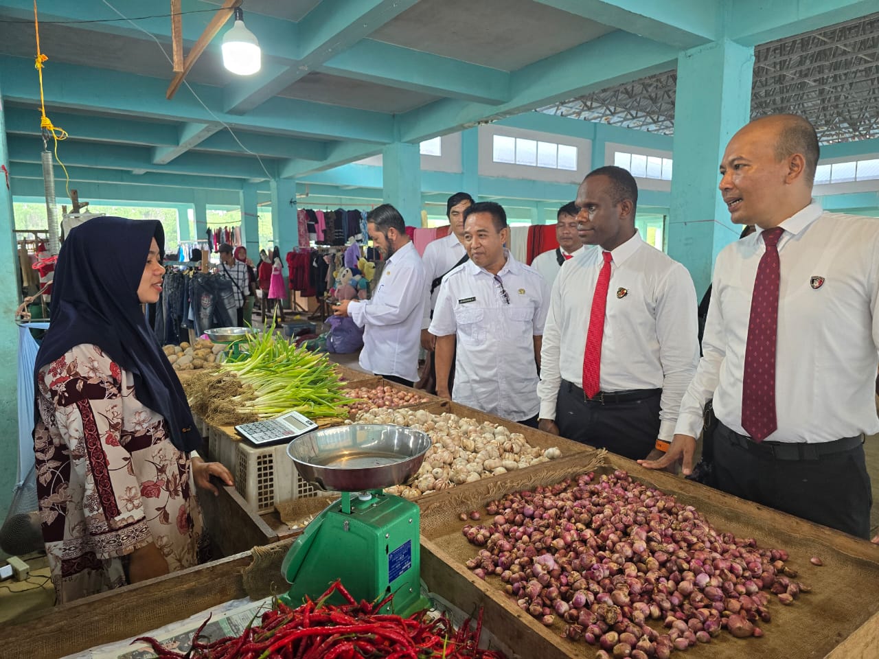 Kasat Reskrim Polres Kepulauan Meranti, Iptu Yohn Mabel langsung turun ke lapangan untuk melakukan monitoring bersama Disperindag