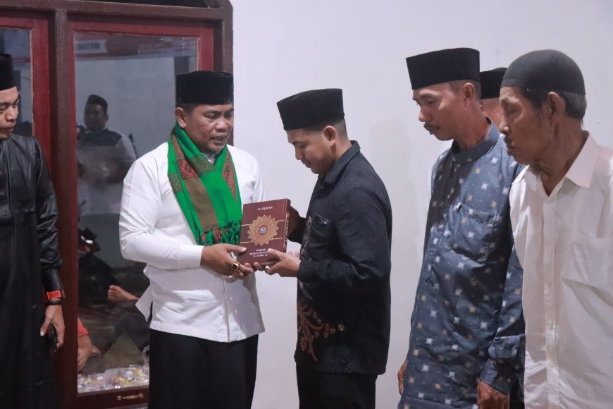 Bupati Zukri melaksanakan Magrib Mengaji di Masjid Nur Ilahi, Desa Air Terjun, Kecamatan Bandar Petalangan (foto/Andy)