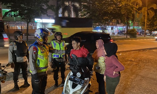 Kapolres Pelalawan saat patroli di Kota Pangkalan Kerinci.(foto: andi/halloriau.com)