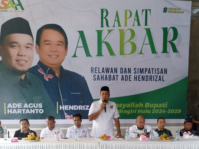 Ade Agus Hartanto sedang menyiapkan sambutan pada rapat akbar (foto/dasmun)