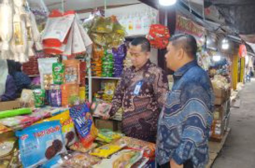 BBPOM Pekanbaru temukan produk ilegal dan kedaluwarsa di Pasar Bawah Pekanbaru.(foto: mcr)