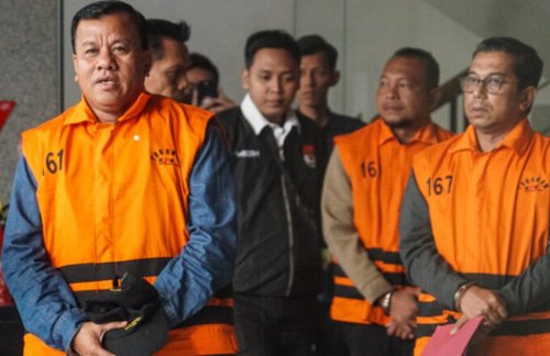 Bupati Kuansing nonaktif Suhardiman Amby ditahan KPK usai OTT di Kuansing.(foto: int)