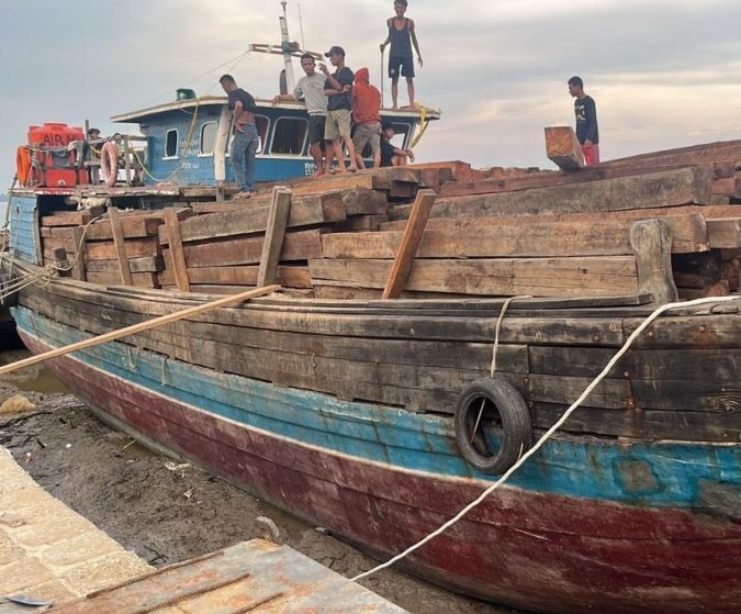 Satu unit kapal bermuatan 70 ton kayu olahan ilegal di perairan Kepulauan Meranti.